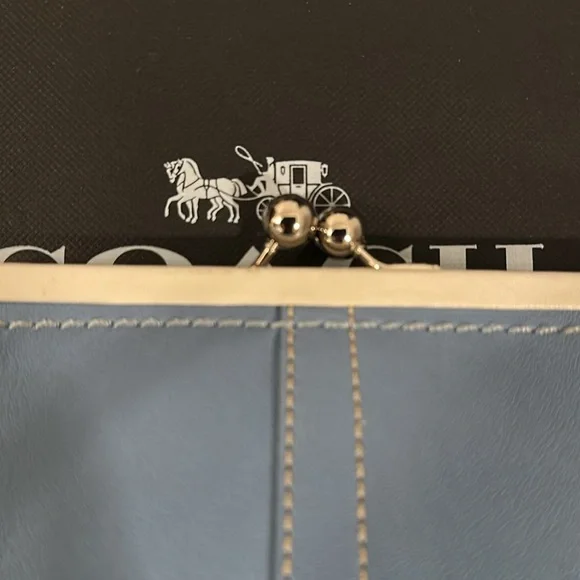 Coach Blue and White kiss lock Women's wristlet - Picture 11 of 15